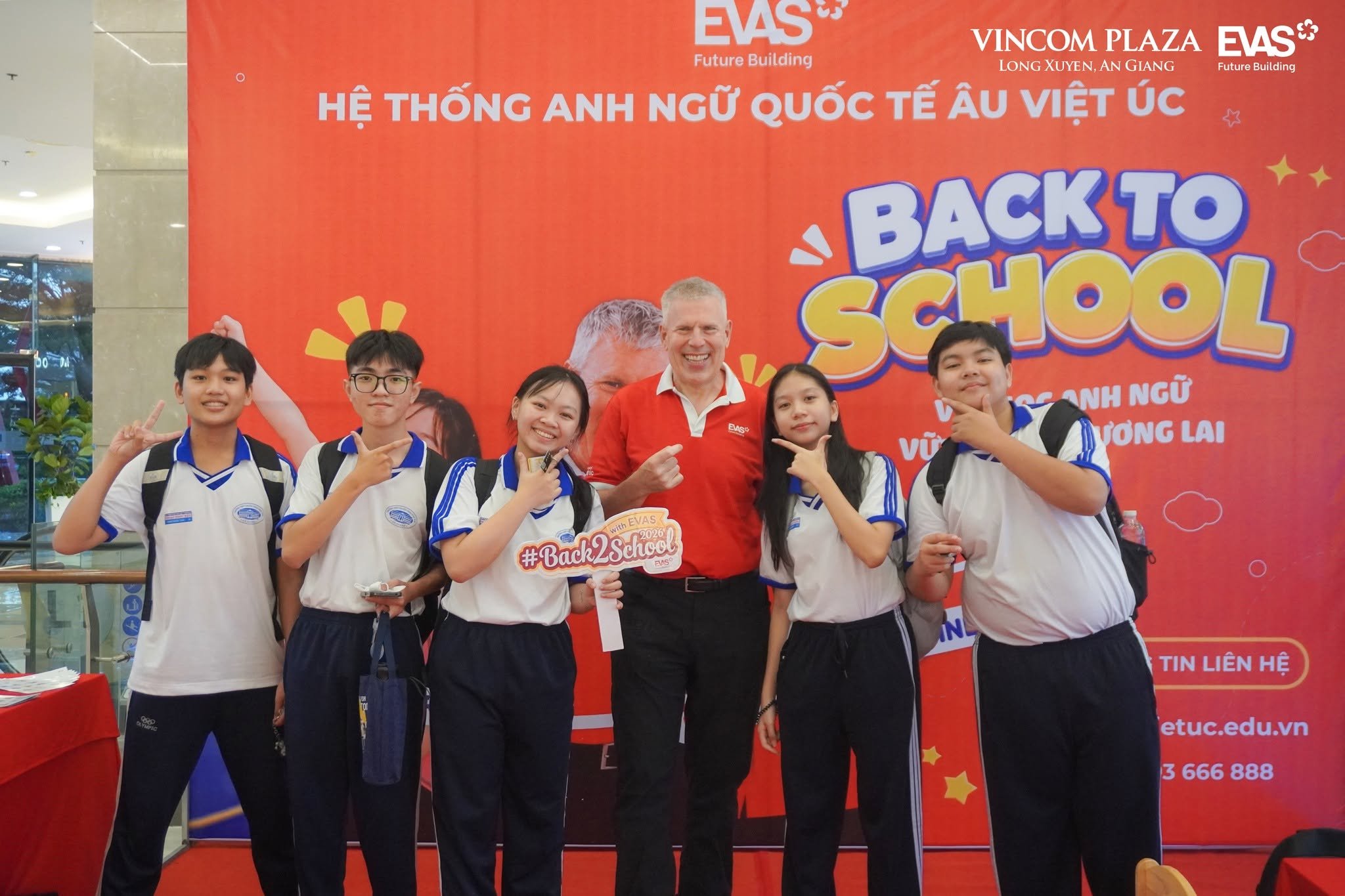 SÂN CHƠI TIẾNG ANH BACK TO SCHOOL EVAS TỔ CHỨC TẠI VINCOM PLAZA LONG XUYÊN