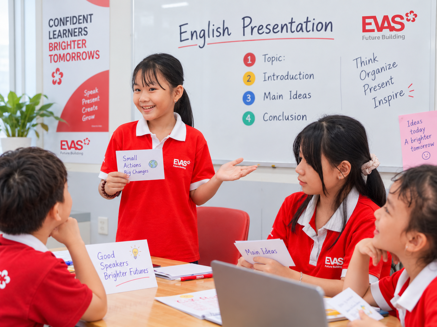 Học viên EVAS thuyết trình dự án bằng tiếng Anh trước lớp