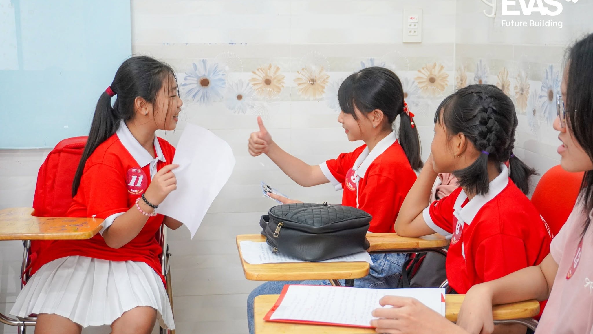Học viên EVAS tranh biện, phản biện lẫn nhau bằng tiếng Anh trong lớp học