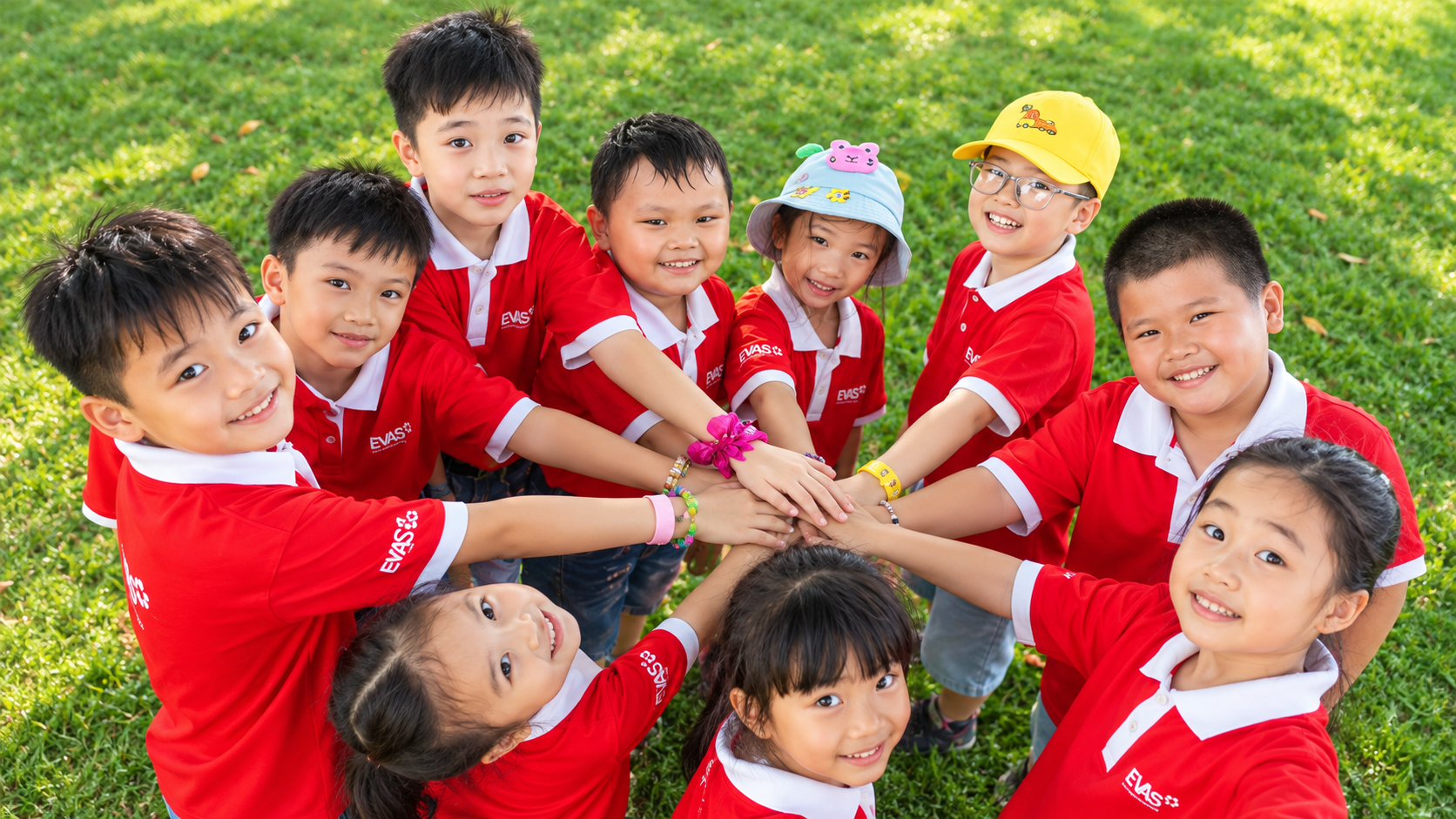 Các bé EVAS cùng chụm tay trong hoạt động ngoại khóa